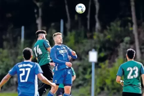 David Ehleiter (Eisenberg, rechts) und Chorosis Petros (VfR Friesenheim) im Kopfballduell.