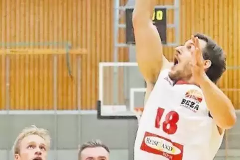 Philipp Emrich kann den Ball einlegen, Teamkollege Leonard Laxa (links) hält ihm den Bensheimer Partridge vom Leib.