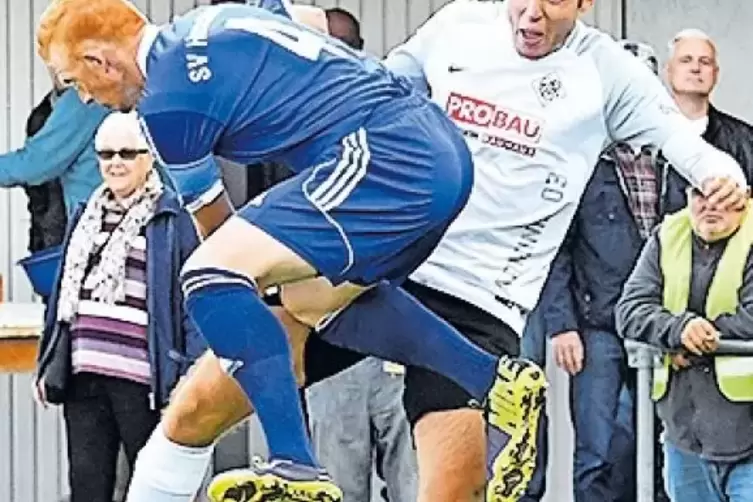 Voller Einsatz: Herschbergs Kapitän Jan Böhr (links) springt im Kerwespiel auf Jan Rillig vom FC Arminia Ludwigshafen zu.