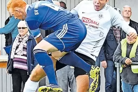 Voller Einsatz: Herschbergs Kapitän Jan Böhr (links) springt im Kerwespiel auf Jan Rillig vom FC Arminia Ludwigshafen zu.