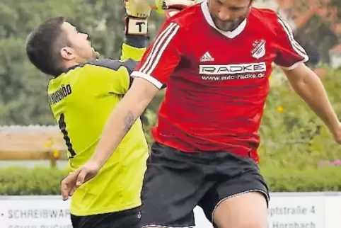 Abgefangen: Höheinöds Torwart Timo Steffan schnappt sich den Ball vor dem Hornbacher Angreifer Jan Neufang.