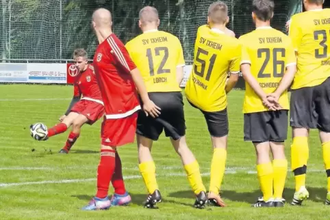Das 2:1 für Mittelbach ist unterwegs: Serientorschütze Tim Bauer (links) nimmt bei seinem Freistoß Maß, sein Teamkollege Timmy H