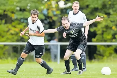 Reichenbachs Björn Müller (links) hat Herschweilers Pierre Keller in der Achselklemme.