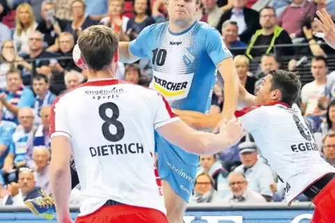 Michael Kraus (Mitte) machte gestern den kleinen Unterschied zwischen dem TVB Stuttgart und den Eulen Ludwigshafen aus. Der Ex-N