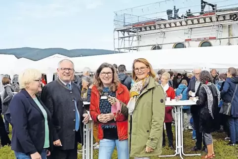 Bei der symbolischen Schlüsselübergabe (von links): Ursula Knoll, Hans-Ulrich Ihlenfeld und Birgit Franz mit Bettina Bürklin-von
