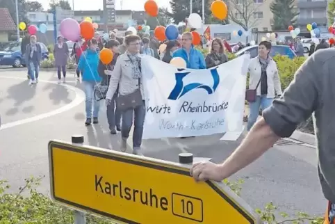 Die Demo am Sonntag gab einen letzten Vorgeschmack auf das, was die Region während der Brückensperrungen im kommenden Jahr erwar