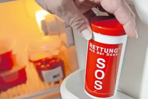 Schnell griffbereit und nicht zu übersehen: Rettungsdose im Kühlschrank.
