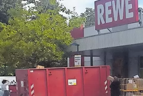 Nach einem Stromausfall am Wochenende werden Lebensmittel entsorgt.