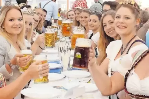 Die letztjährige Bierfestkönigin Jessica Lowin (Zweite von rechts) im Kreise anderer Würdenträgerinnen und Hoheiten im Festzelt.