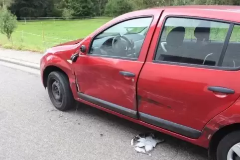 Vorfahrt missachtet und die komplette linke Fahrzeugseite des entgegenkommenden Fahrzeugs (unser Bild) wurden bei dem Unfall am 