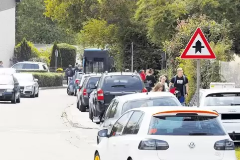 Oberauerbacher Straße, am vergangenen Freitag, 13 Uhr, Schulschluss: Autos parken komplett auf dem Gehweg, die Schüler müssen si