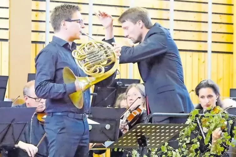 Punktet auf der „Glücksspirale“: Hornist Tristan Hertweck, daneben Dirigent Christian Weidt.