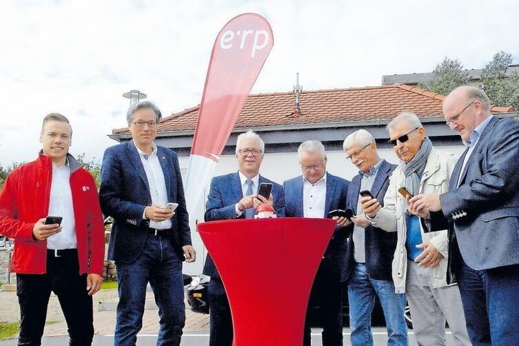 Haben das neue W-Lan gleich ausprobiert (von links nach rechts): Thomas Kern, Max Gasser und Udo Beckmann (alle ERP), Stadtbürge