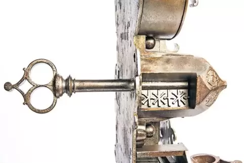 Kunsthandwerk mit viel Liebe zum Detail: Türschloss mit Drücker und Ziegelschließen aus dem 17. Jahrhundert.