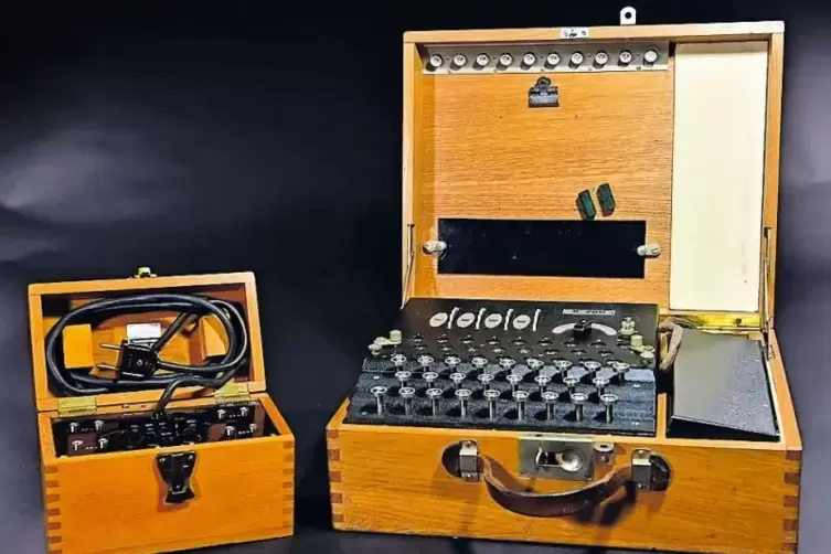 Datenverschl&uuml;sselung im Zweiten Weltkrieg: Enigma, hier das Modell 4-Walzenmaschine aus der Schweiz.