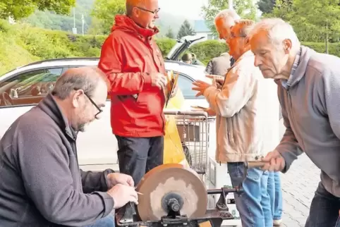 Xaver Jung (rote Jacke) diskutierte in Lauterecken mit Passanten über seine Ziele für die Region.