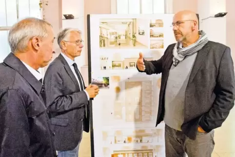 Der Siegerentwurf: Architekt Gunnar Ramsfjell aus Dortmund (rechts) erläutert die Ideen seines Büros für die Pförtnerloge. PEG-G