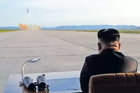 Diktator Kim verfolgt den jüngsten Raketentest.