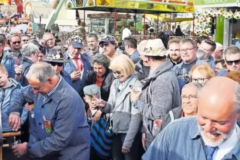 Helmut Darting (links) besteht seine erste Feuerprobe, für Kurt Freund (rechts vorne) war es ein schöner Ausstand: 300 Schoppen 