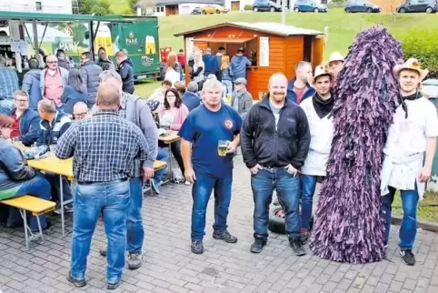 Gut gefüllter Rummelplatz: Sonntags sorgen trockenes Wetter, Umzug und Kerwerede für viele Besucher auf der Speckdaler Kerwe.