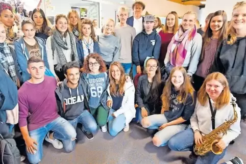Zeichen für Europa: Lehrer Ulrich Schulik (hintere Reihe, Mitte) ist für den Besuch der internationalen Schüler verantwortlich.