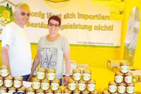 Helga und Gustl Geiger in ihrem Verkaufsstand auf einem Bauernmarkt in der Region.