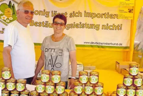 Helga und Gustl Geiger in ihrem Verkaufsstand auf einem lokalen Bauernmarkt.