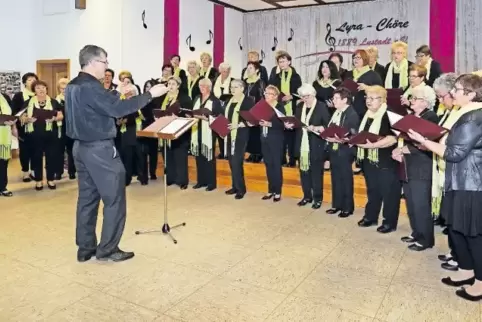 Die Sängerinnen der Lyra Lustadt hatten Evergreens wie Leonard Cohens „Hallelujah“ im Repertoire.