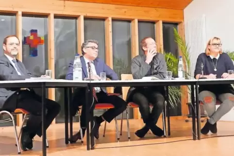 Beleuchteten unterschiedliche Standpunkte: Martin Grimm, Diskussionsleiter Christoph Picker, Joachim Lauer und Alessa Holighaus.