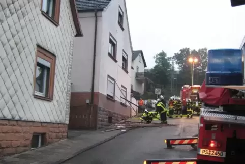 Das Gebäude ist nach dem Brand zurzeit unbewohnbar. Foto: Feuerwehr/frei 