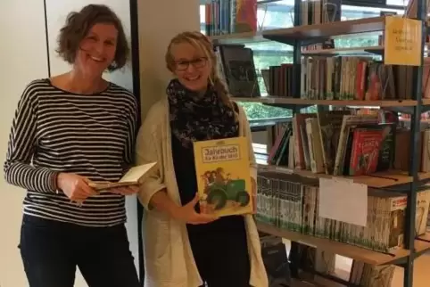 Michaela Edin (links) und Nadine Ruf sammeln Spenden, um die Bibliothek zu modernisieren.  Foto: ittr 