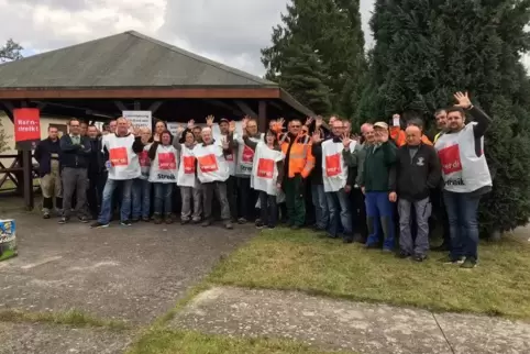 Rund 150 Zivilbeschäftigte demonstrierten am Dienstag auf der Ramsteiner Air Base für bessere Gehälter.  Foto: VERDI/FREI 