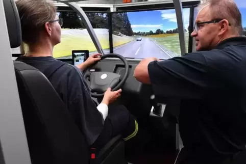 Beim Fahrtraining am Simulator: Lehrer Reiner Greif mit Claudia Tretter von der Feuerwehr Iggelbach. Foto: Mehn