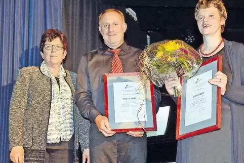 Beate Steitz (re.) und Carsten Hintze von Viel-Harmonie wurden mit dem Ehrenbrief des Chorverbandes der Pfalz für mehr als 25-jä