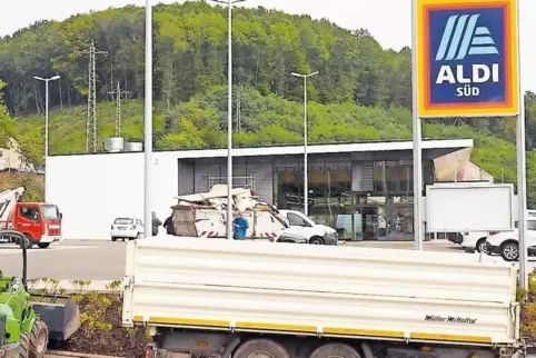Ursprünglich sollte der Markt bereits zur Contwiger Kerb Anfang des Monats eröffnen. Es fehlte jedoch noch eine Stützmauer zum a