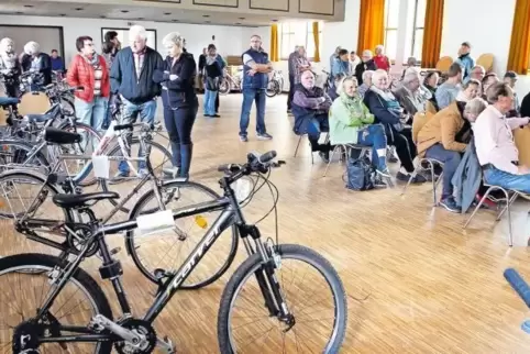Von 28 bei der Versteigerung angebotenen Fahrrädern finden 17 einen neuen Besitzer.