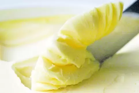 Eignet sich oft nicht nur zum Bestreichen von Broten, sondern auch zum Backen und Braten: Margarine.