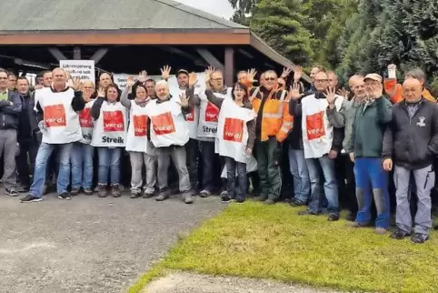 Während einer „aktiven Mittagspause“ bekräftigten rund 150 Zivilbeschäftigte des Ramsteiner Militärflugplatzes gestern ihre Ford