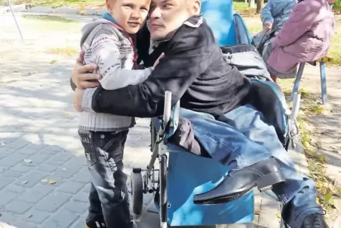 Alexej und sein größtes Glück, sein Sohn Timur. Allen Schicksalsschlägen zum Trotz ist der schwerkranke Ukrainer ein durch und d