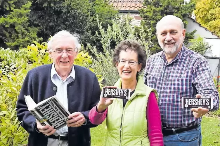 Heimatforscher Paul Richter mit einem Buch über Milton Hershey, den Gründer der Schokoladenfabrik, deren markanten Namenszug des