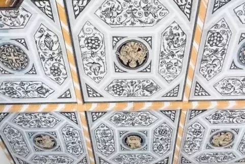 Als jüngste Veränderung wurde die Decke mit Symbolen der vier Evangelisten, Kreuzen und christlichen Tiersymbolen bemalt.