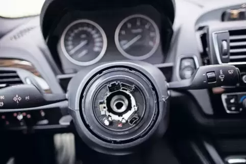 Die Zahl der Autoaufbrüche ist gestiegen: Professionelle Diebe haben es meist auf teure Navigationsgeräte und Lenkräder abgesehe