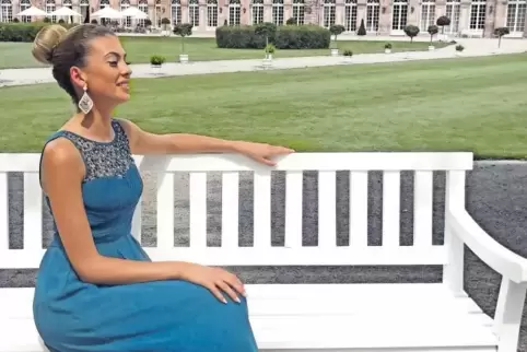 Christina Peno, hier vor dem Schwetzinger Schloss, glaubt, beim deutschen Miss-Universe-Finale gute Karten zu haben.