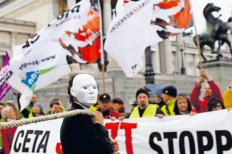 Das Freihandelsabkommen mit Kanada ist weiter umstritten, hier eine Demonstration vor dem Parlamentsgebäude in Wien gestern.