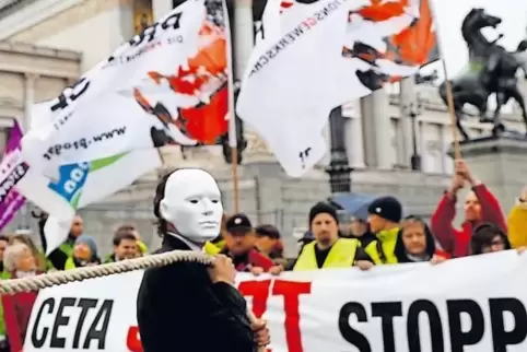 Das Freihandelsabkommen mit Kanada ist weiter umstritten, hier eine Demonstration vor dem Parlamentsgebäude in Wien gestern.