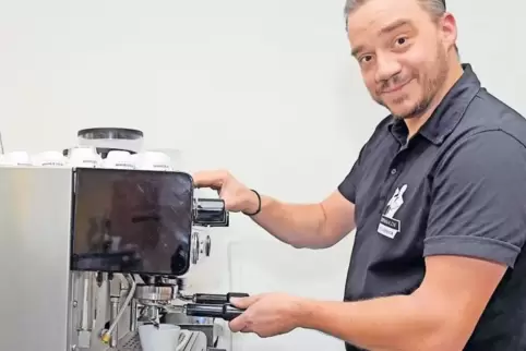 Zelebriert die Zubereitung von Kaffee: Andreas Kontoussias.