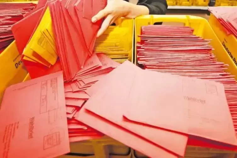Die Wahl ist für viele Bürger schon gelaufen: Bei der Post stapeln sich derzeit die ausgefüllten Wahlunterlagen.