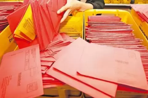 Die Wahl ist für viele Bürger schon gelaufen: Bei der Post stapeln sich derzeit die ausgefüllten Wahlunterlagen.