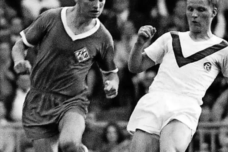 1966: Horst Brill (links) als FKP-Spieler in der Bundesliga-Aufstiegsrunde gegen Fortuna D&uuml;sseldorf.