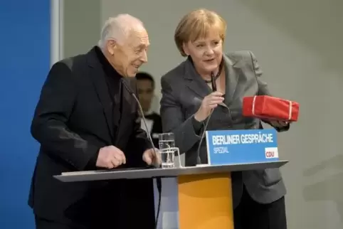 Bundeskanzlerin Angela Merkel im März 2010 im Konrad-Adenauer-Haus in Berlin mit dem ehemaligen Generalsekretär der CDU, Heiner 